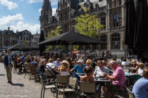 Gezellig terras in Gent waar van de lunch wordt genoten.