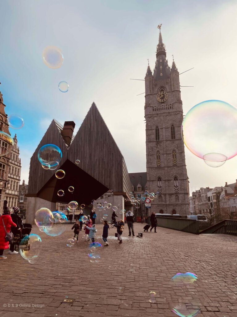 De Toren met zeepbellen van een straatartiest