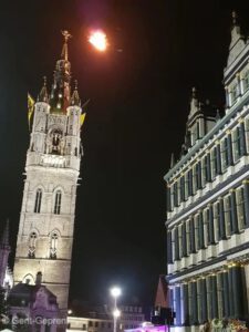 De vuurspuwende Draak boven op de torenspits van de Belfort van Gent