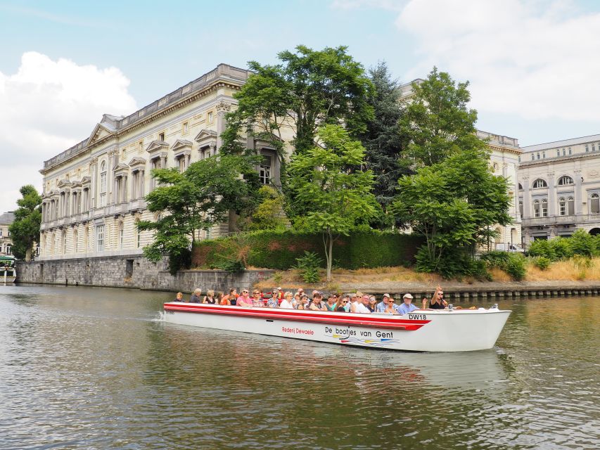 Foto van de Hop-on Hop-off Water Tram die passagiers vervoerd