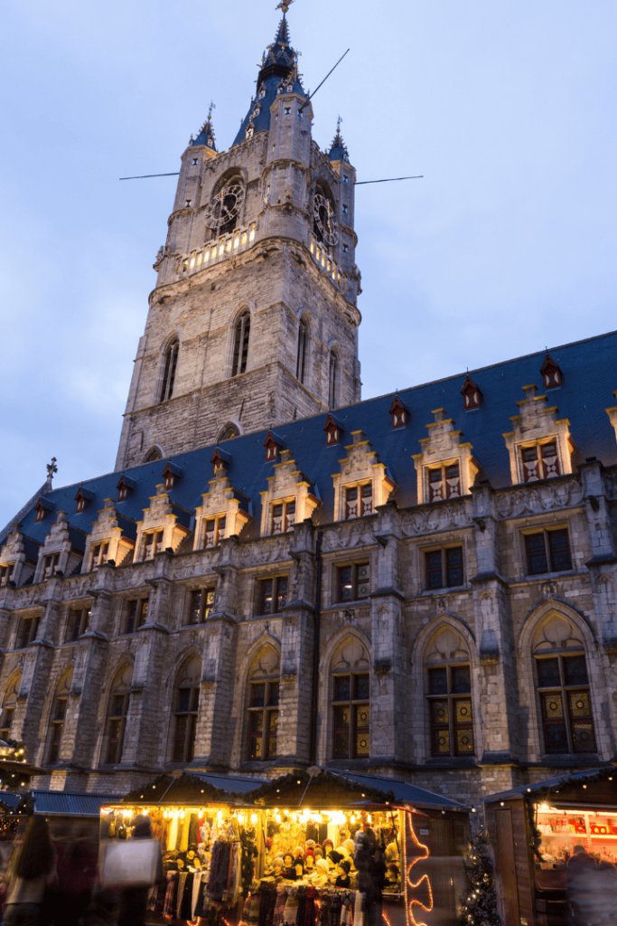 Foto van de Kerstmarkt in Gent met op de achtergrond de Belfort