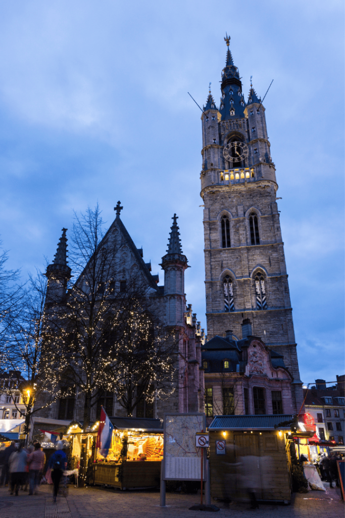 Foto van de Kerstmarkt in Gent met de Belfort