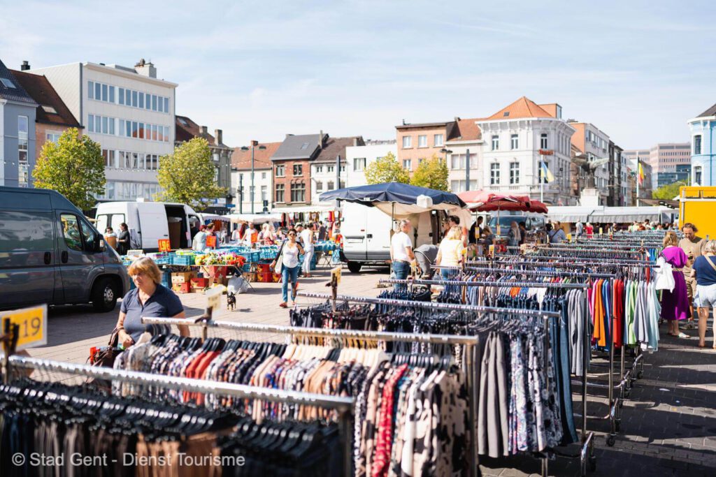 Kledingkraam op de Ledebergse markt