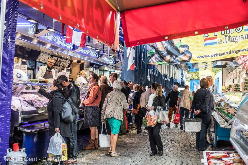 Mensen die een marktkraam in gent bezoeken