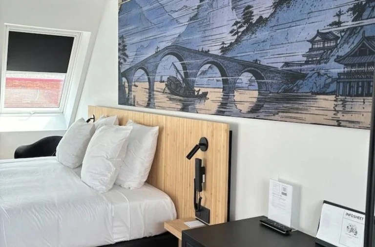 Comic Art Hotel Bed 3