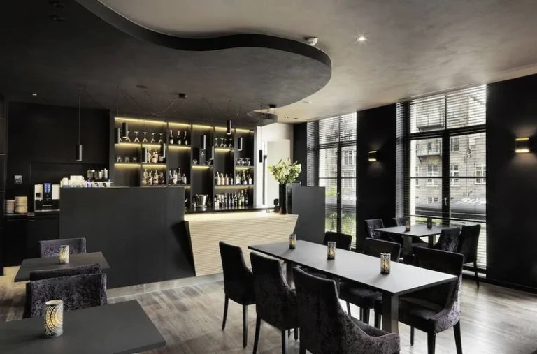 De bar van Hotel Harmony